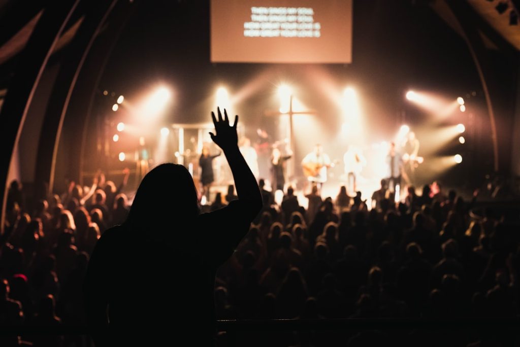 people-inside-building-with-band-and-spotlights-hoibeznfztc